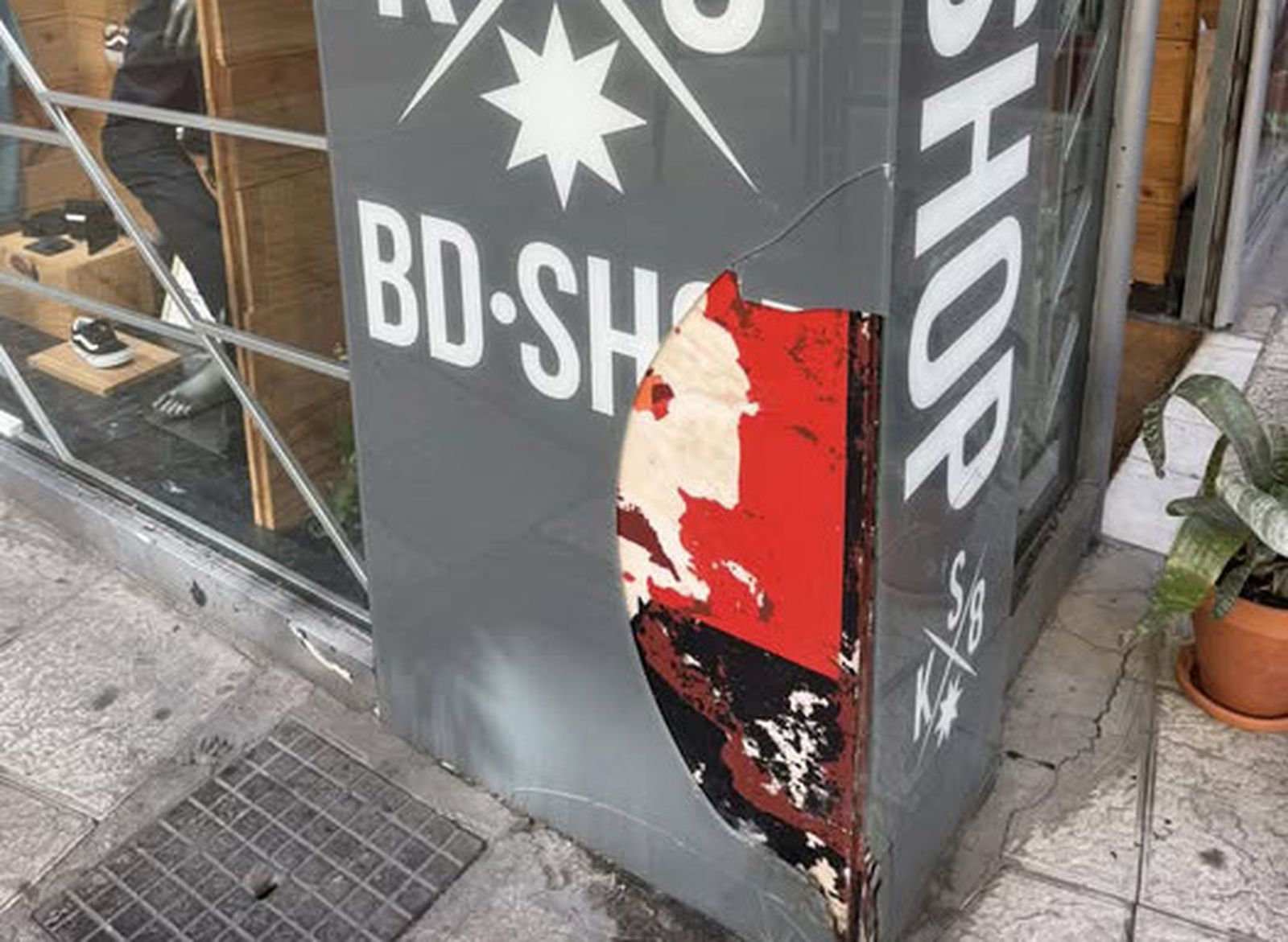 Así quedó la estructura exterior de la fachada de BD Shop tras los actos vandálicos sufridos