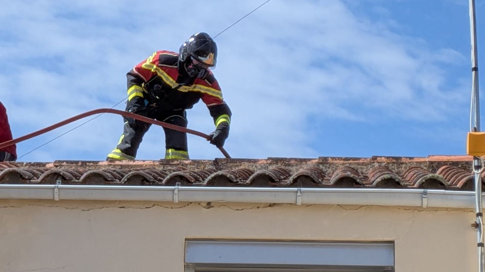 Uno de los bomberos refrigerando la zona del incendio