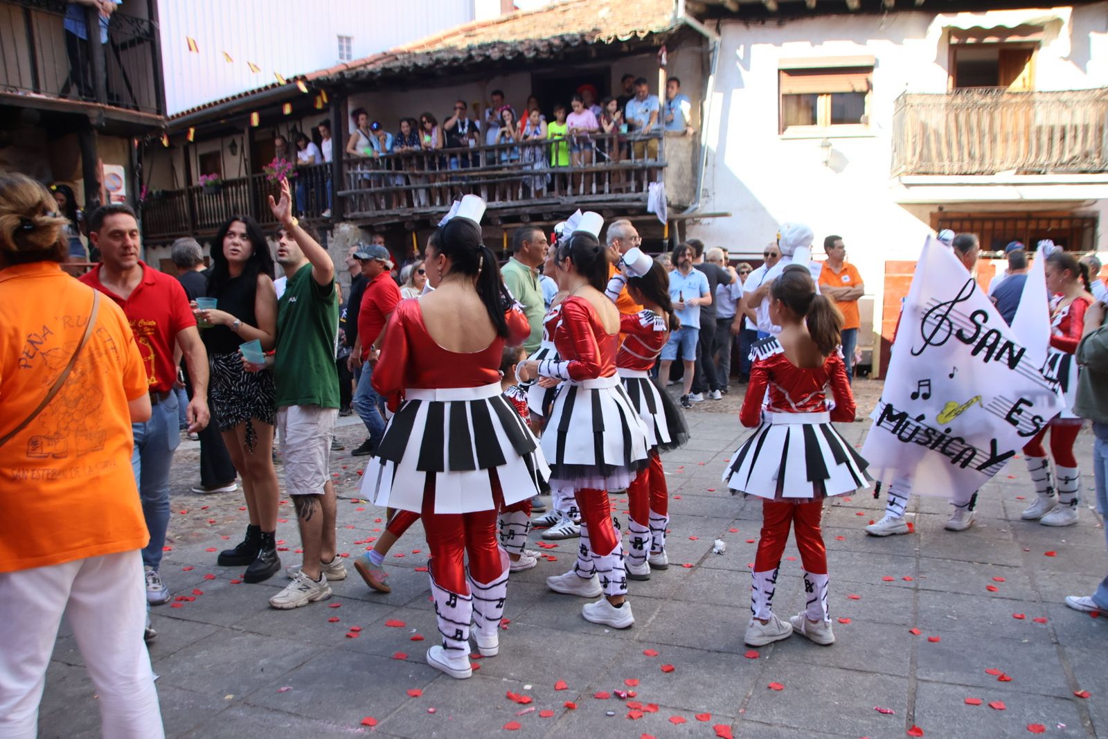 San Esteban de la Sierra, desfile de carrozas y disfraces