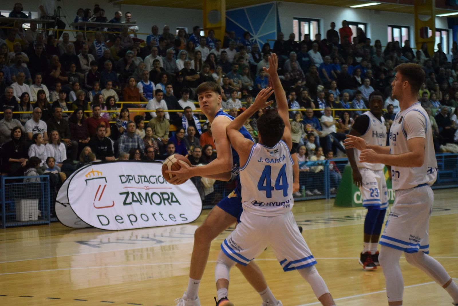 Hustak, jugador del CB Zamora, 'posteando' ante Javier García, del Ciudad de Huelva.