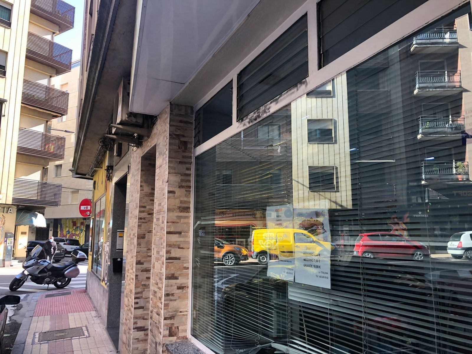 Vuelven a asaltar de madrugada un establecimiento de comida italiana situado en el barrio del Oeste... para llevarse cuatro euros