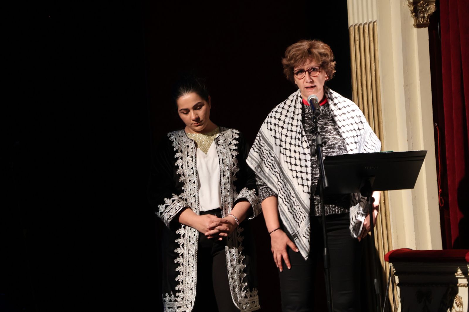 La periodista afgana Khadija Amín y la activista palestina Jaldía Abubakra