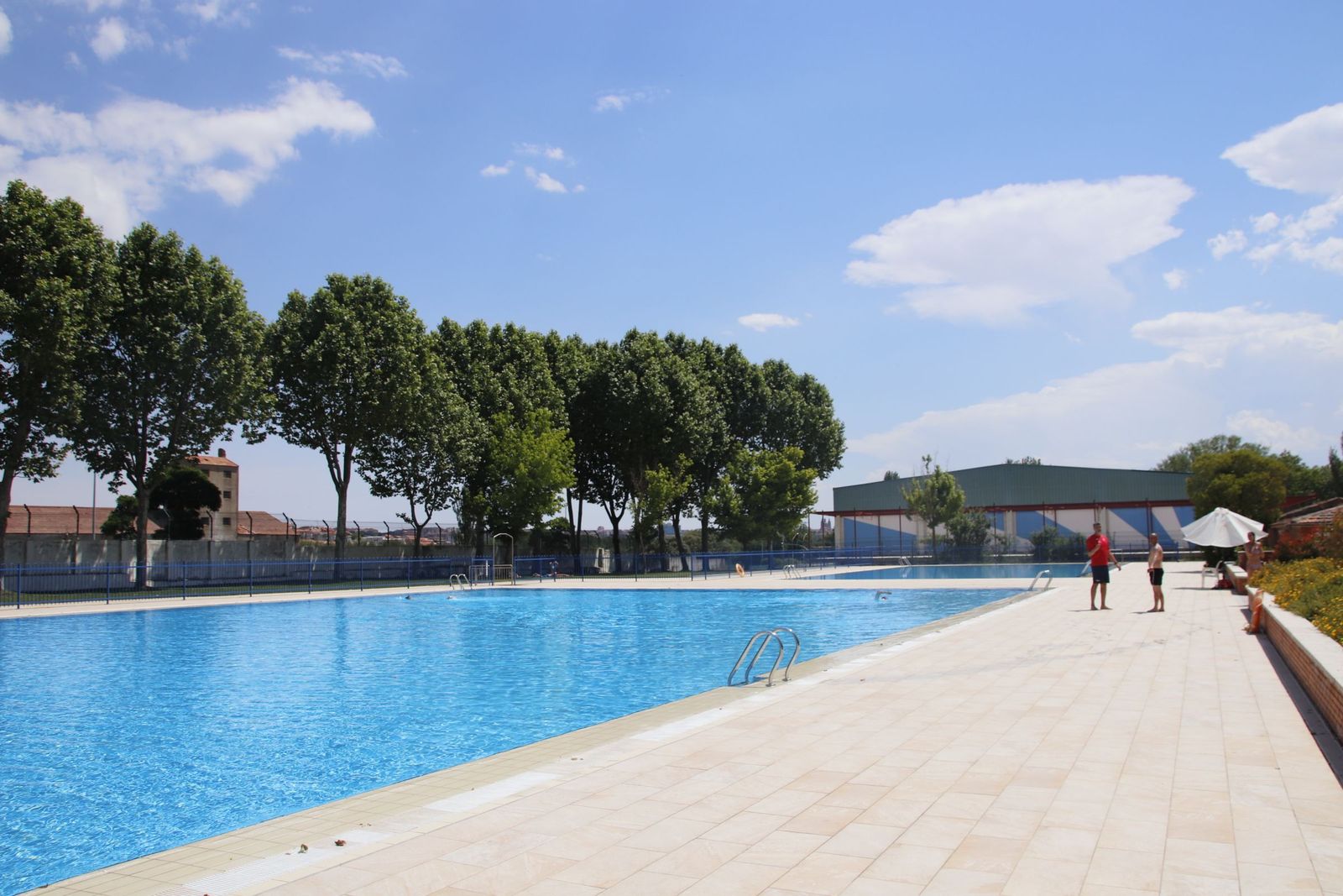 Día de apertura de la piscina de Tejares