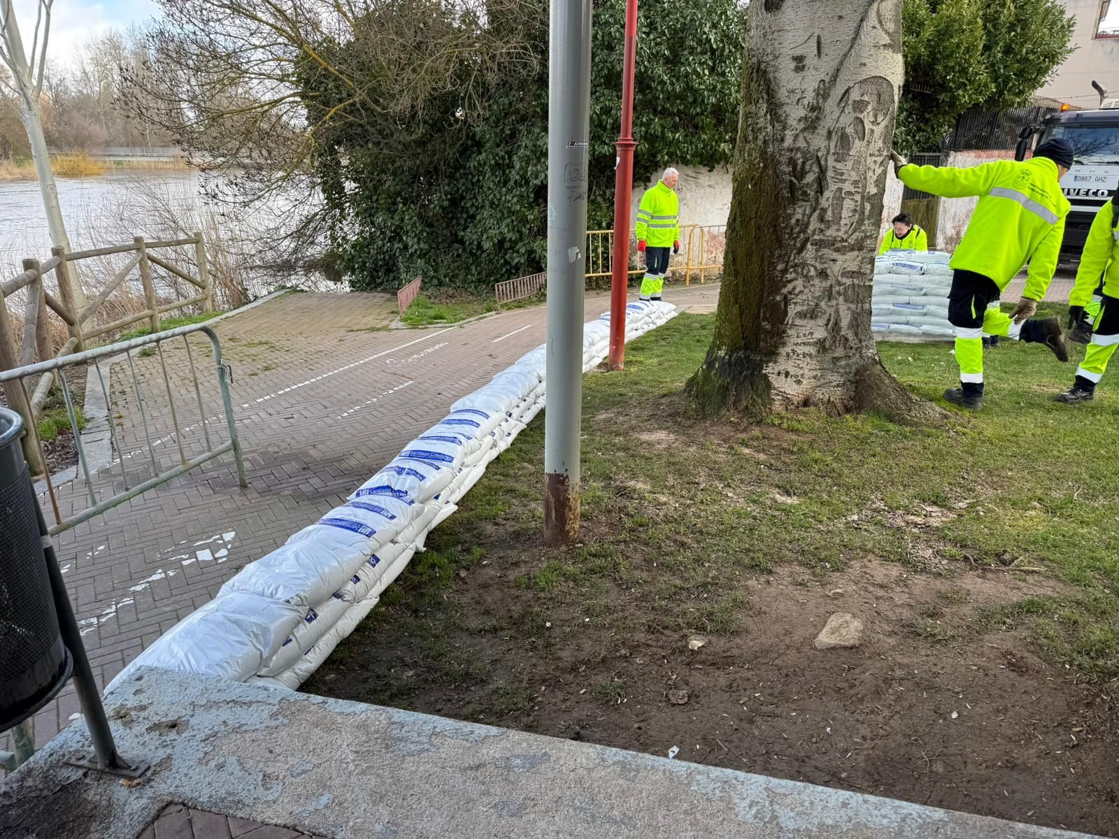 Protegen con sacos los aledaños del río Tormes a su paso por Santa Marta tras la suelta del embalse de Santa Teresa