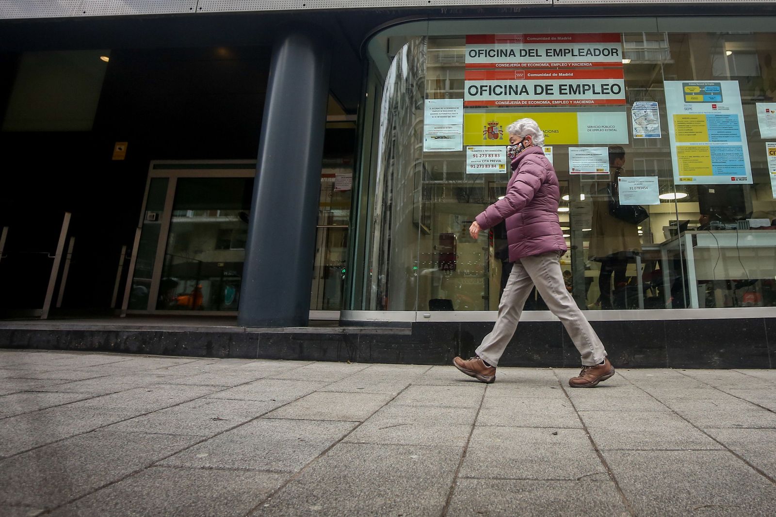 Una persona pasa por delante de una Oficina de Empleo Una persona pasa por delante de una Oficina de Empleo