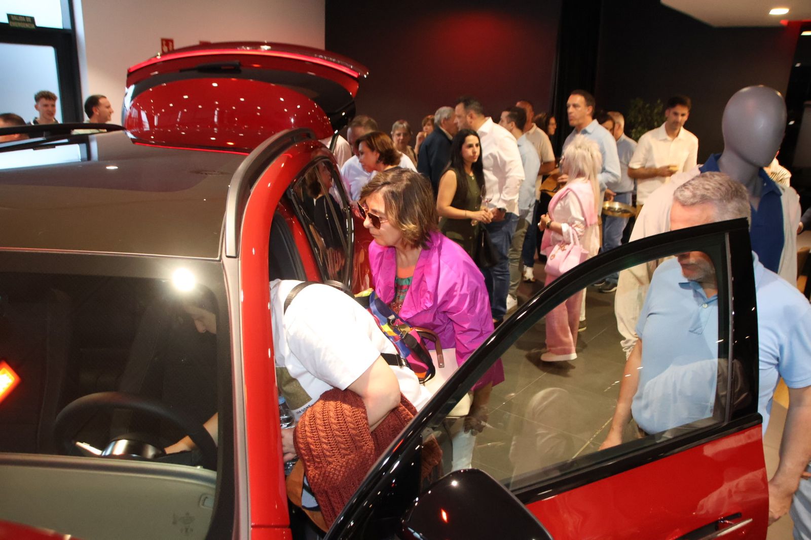 Presentación dos coches en la mercedes