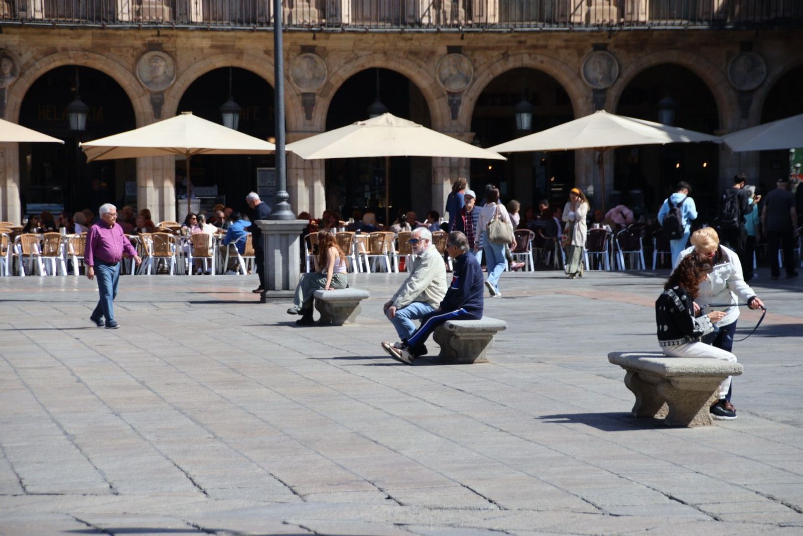 Gente paseando por las calles de Salamanca. Foto de archivo
