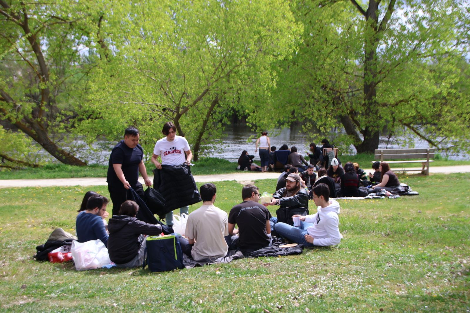 Un multitudinario Lunes de Aguas en Salamanca llena la ribera del Tormes