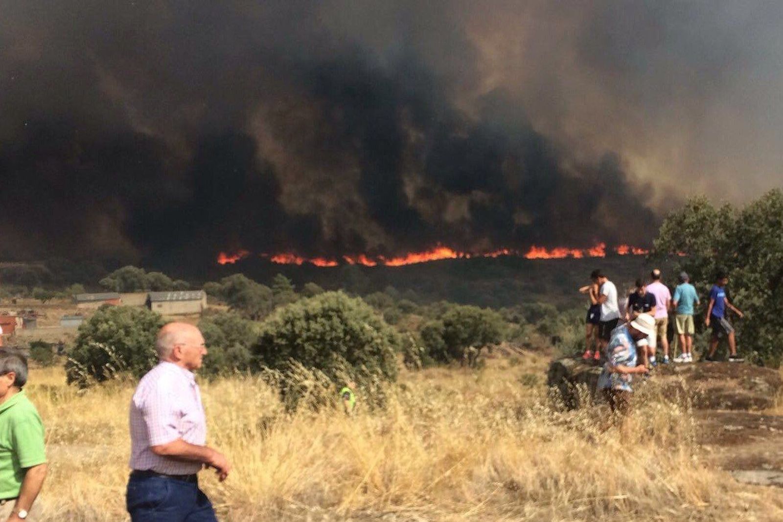Fermoselle suspende todos sus actos festivos para hoy y se centra en combatir el fuego