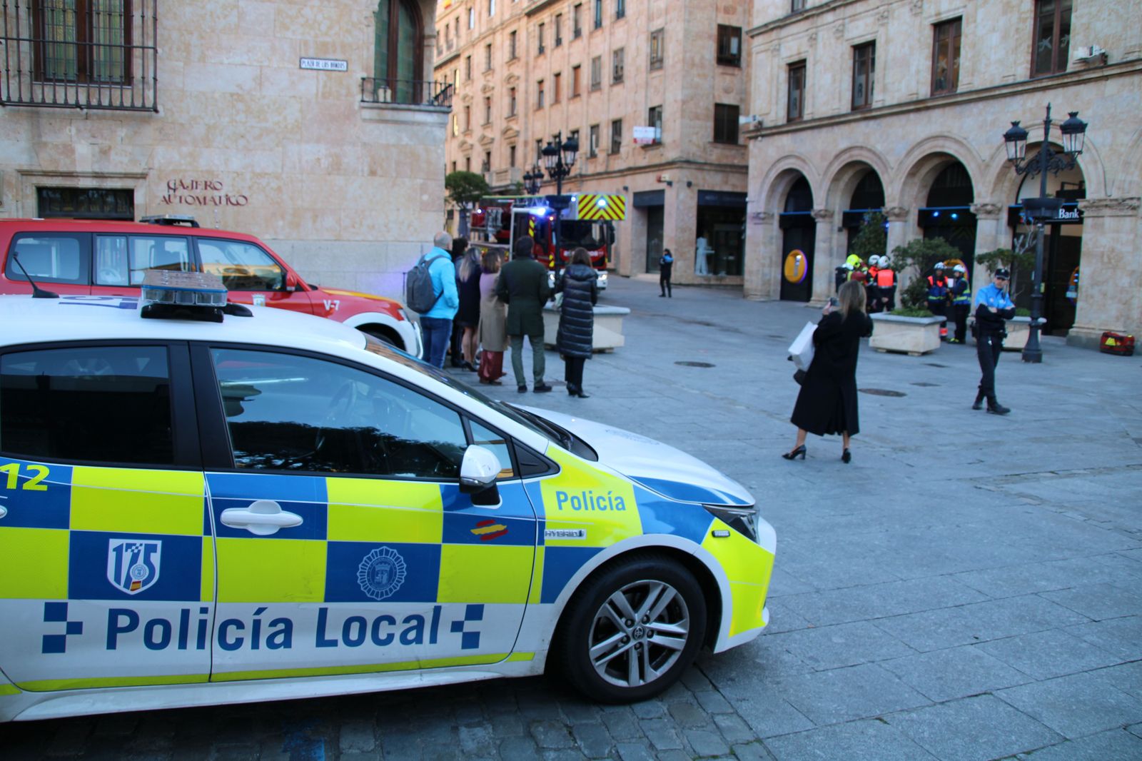 bomberos-y-policia-local-trabajan-en-el-desalojo-de-una-oficina-bancaria-de-caixabank-en-la-calle-zamora-15