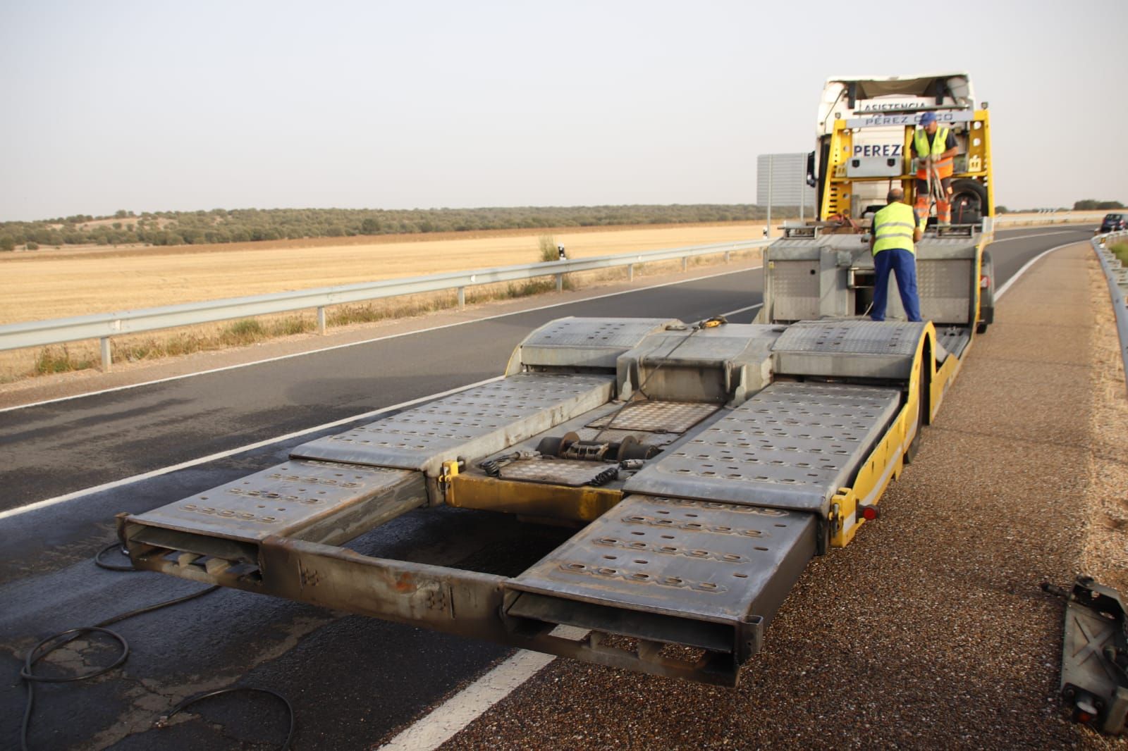 Grave colisión frontal entre un turismo y un camión en la N-630, en Valdunciel