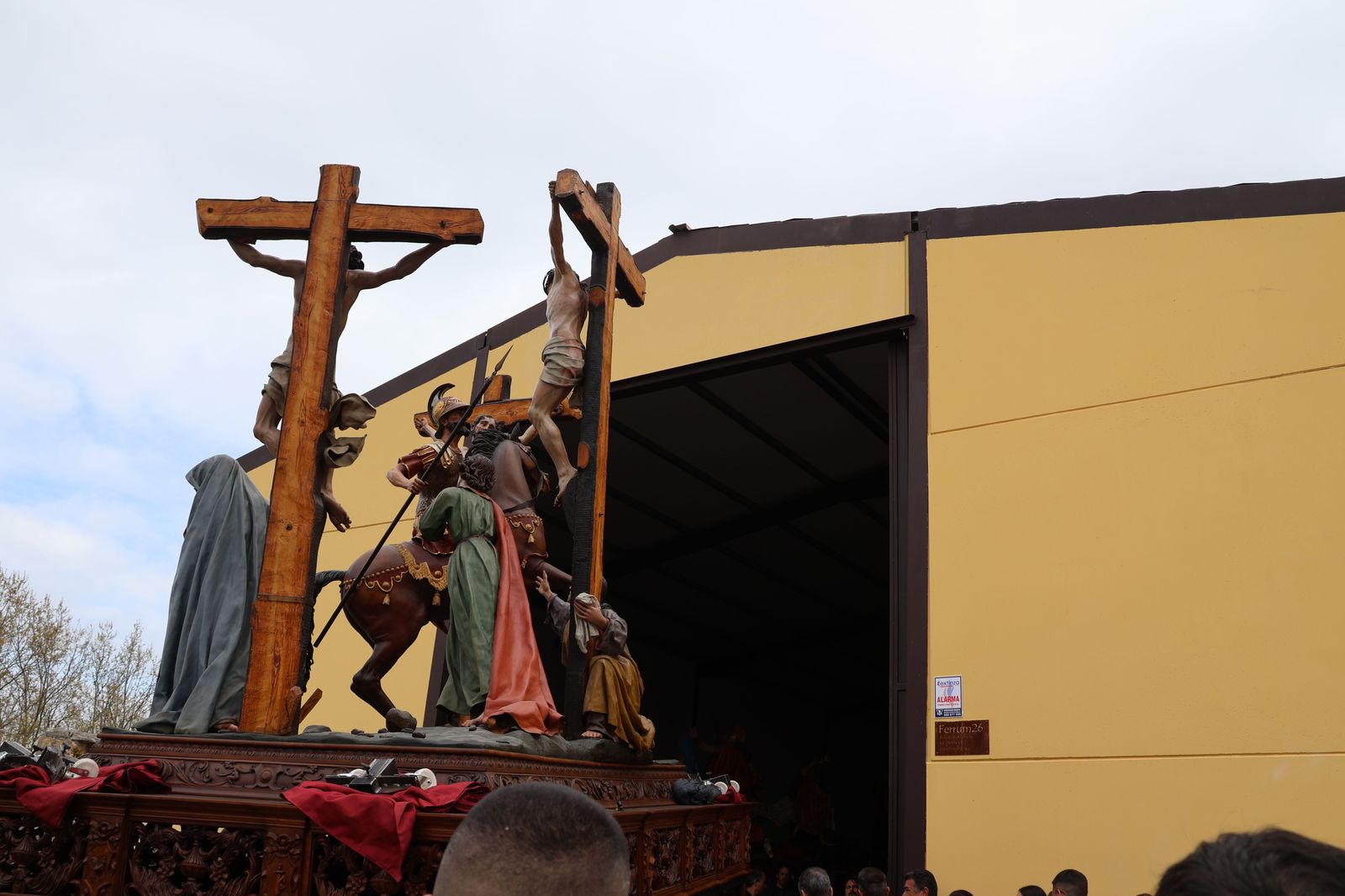 Traslado de los pasos de la Real Cofradía Santo Entierro a la carpa permanente