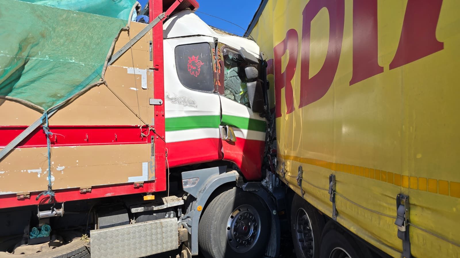 Accidente entre dos camiones en Robliza de Cojos