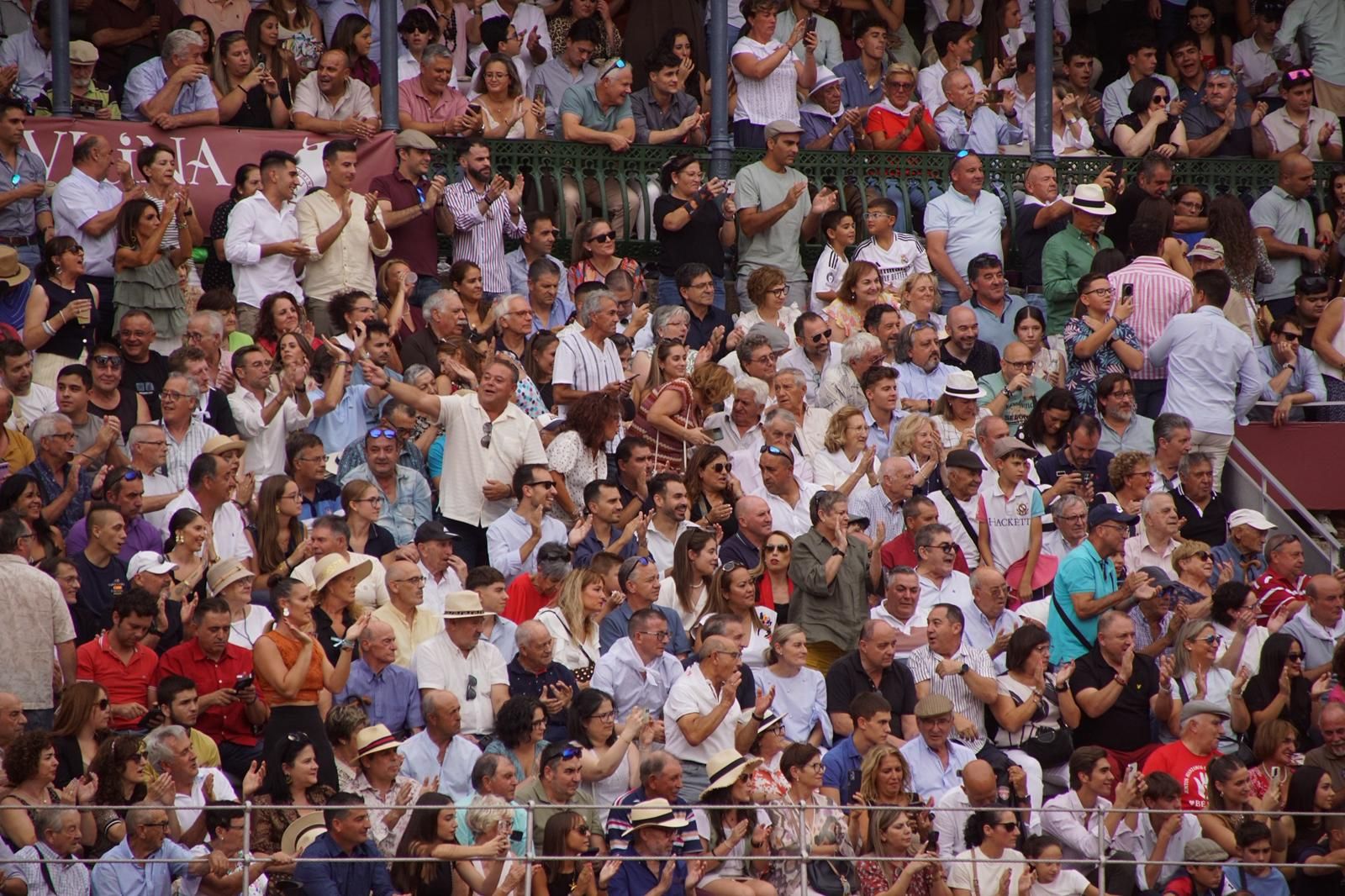 Gran ambiente en La Glorieta para la tarde de toros de Morante de la Puebla, Ismael Martín y Marco Pérez