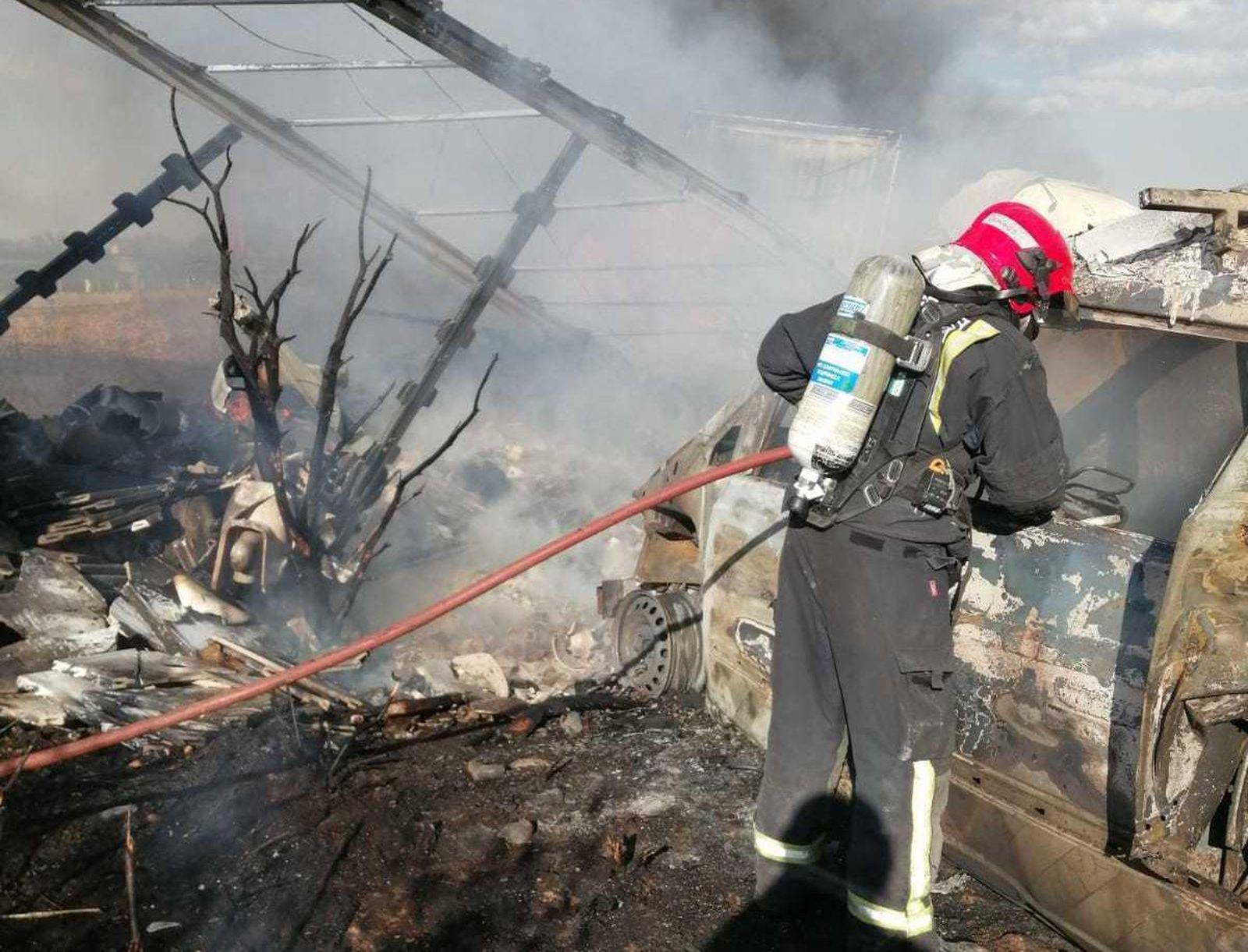 incendio-en-un-camion-tras-colisionar-con-una-furgoneta-5