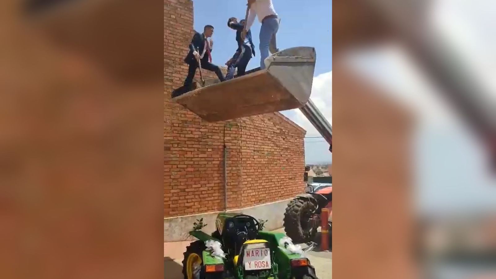 La boda salmantina que se viraliza porque los novios son recibidos a "palazos" de trigo