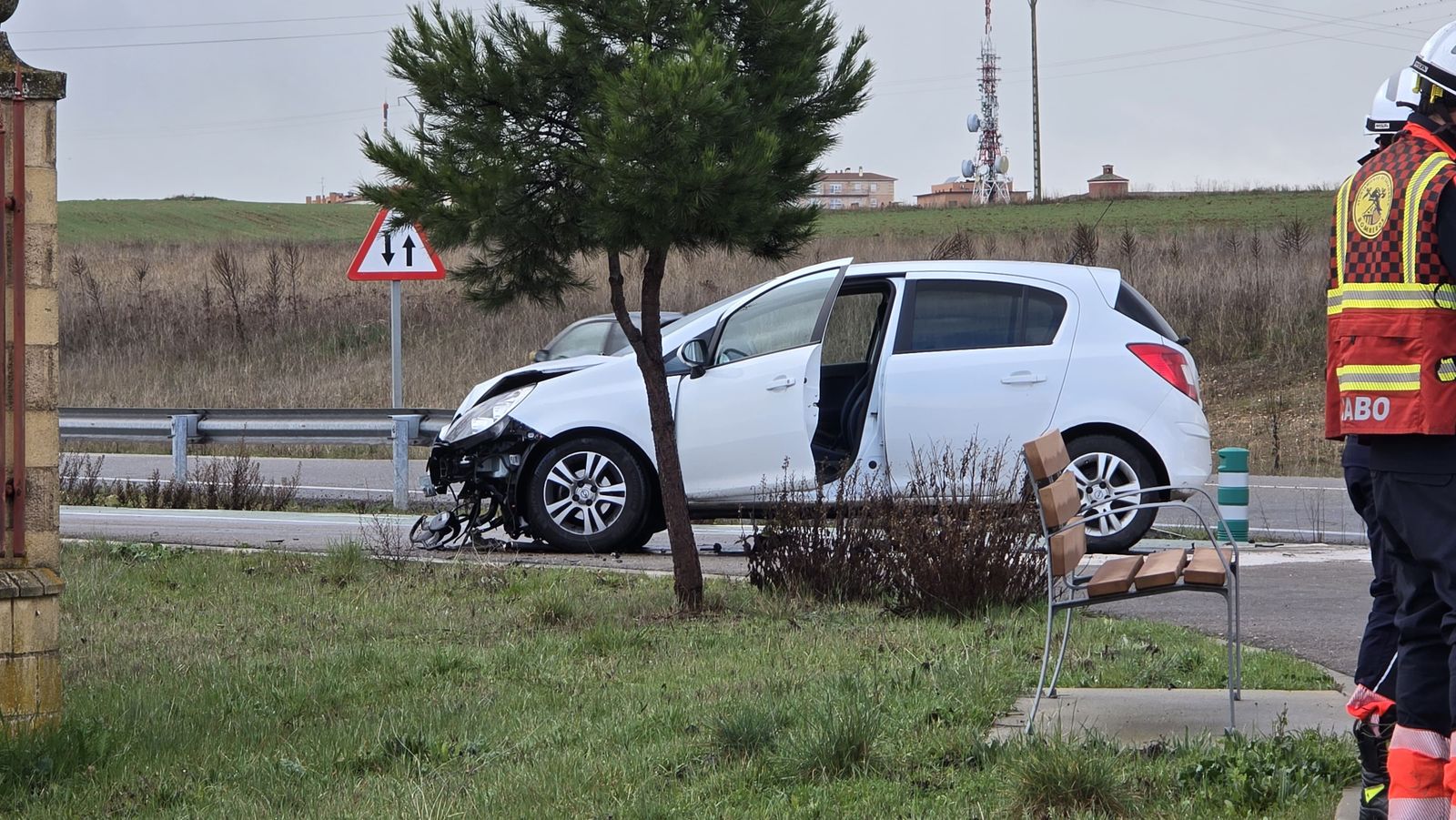 guardia-civil-y-bomberos-en-un-accidente-en-la-rotonda-del-helmantico-fotos-andrea-m-5