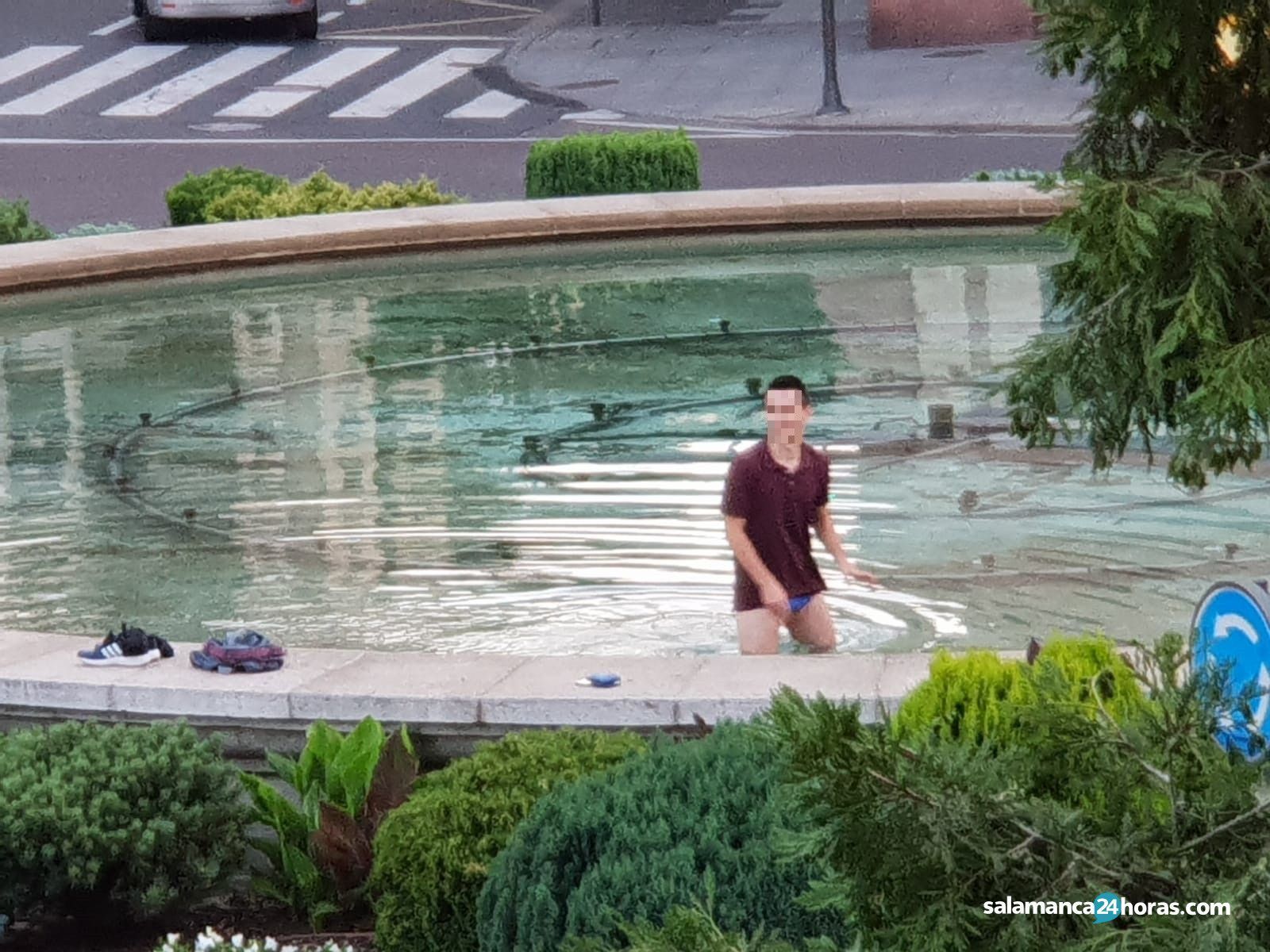 Joven bañándose en la fuente de puerta zamora (1)