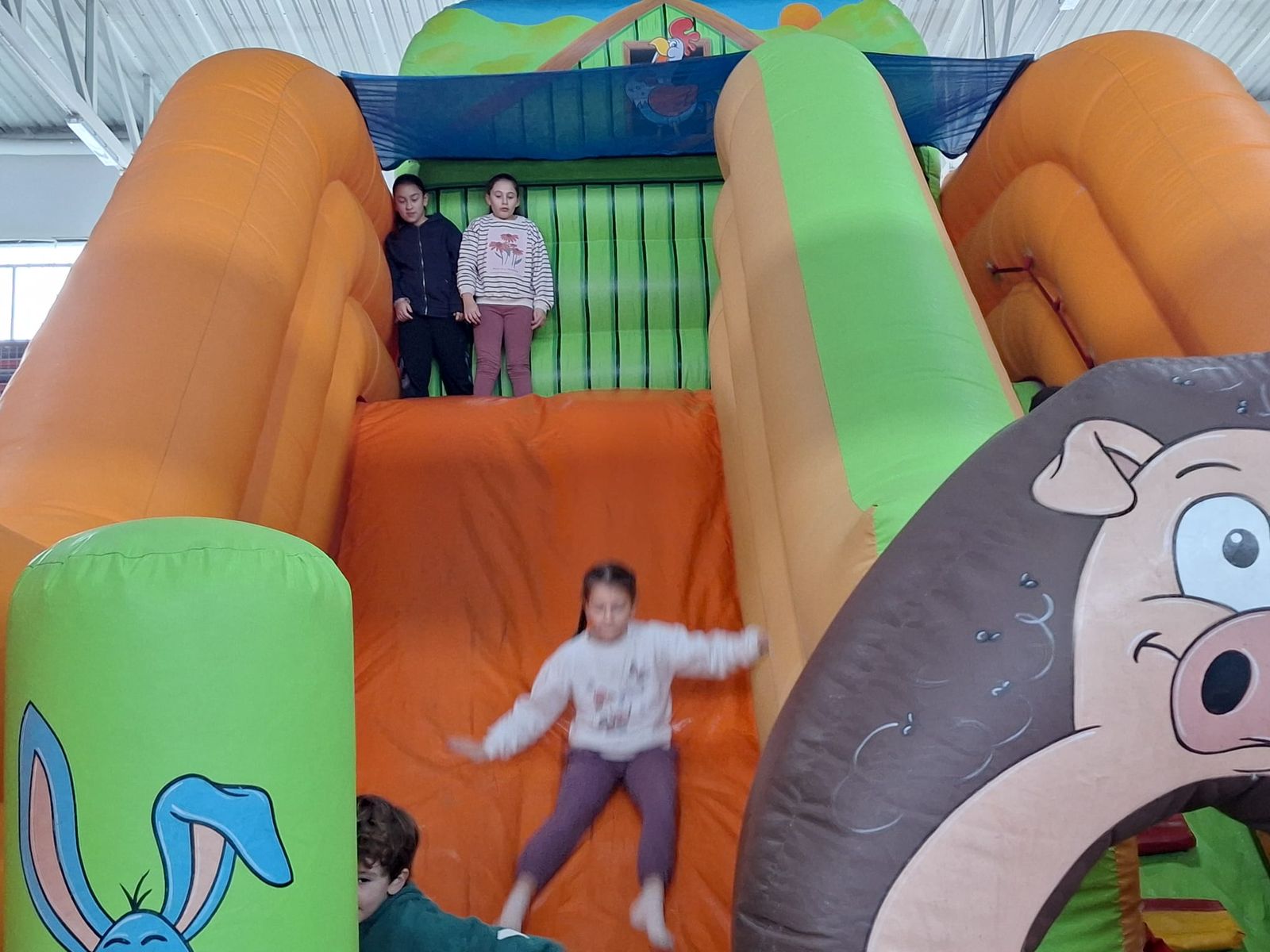 Hinchables, mercadillo y visita de papa Noel en Villamayor (25).jpeg