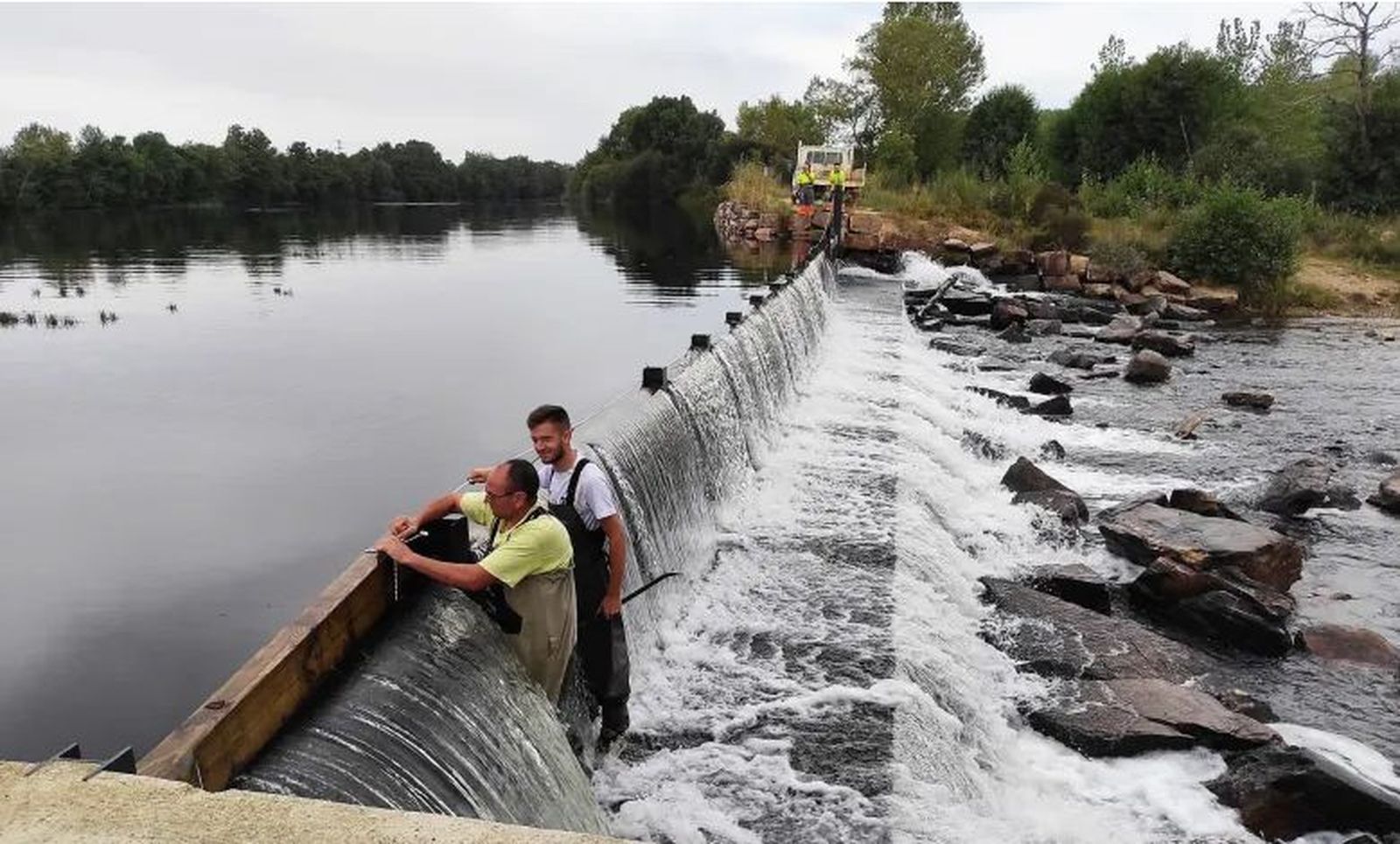 Operarios en Camarzana de Tera eliminan los tablones de la presa portátil. Benavente Digital