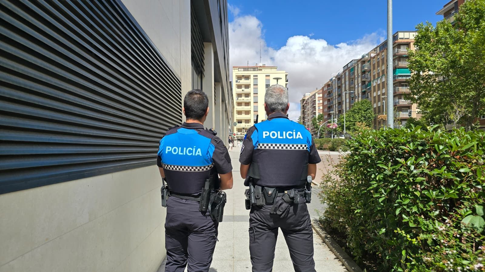 Agentes de la Policía Local de Salamanca junto al Centro Municipal Integrado Victoria Adrados