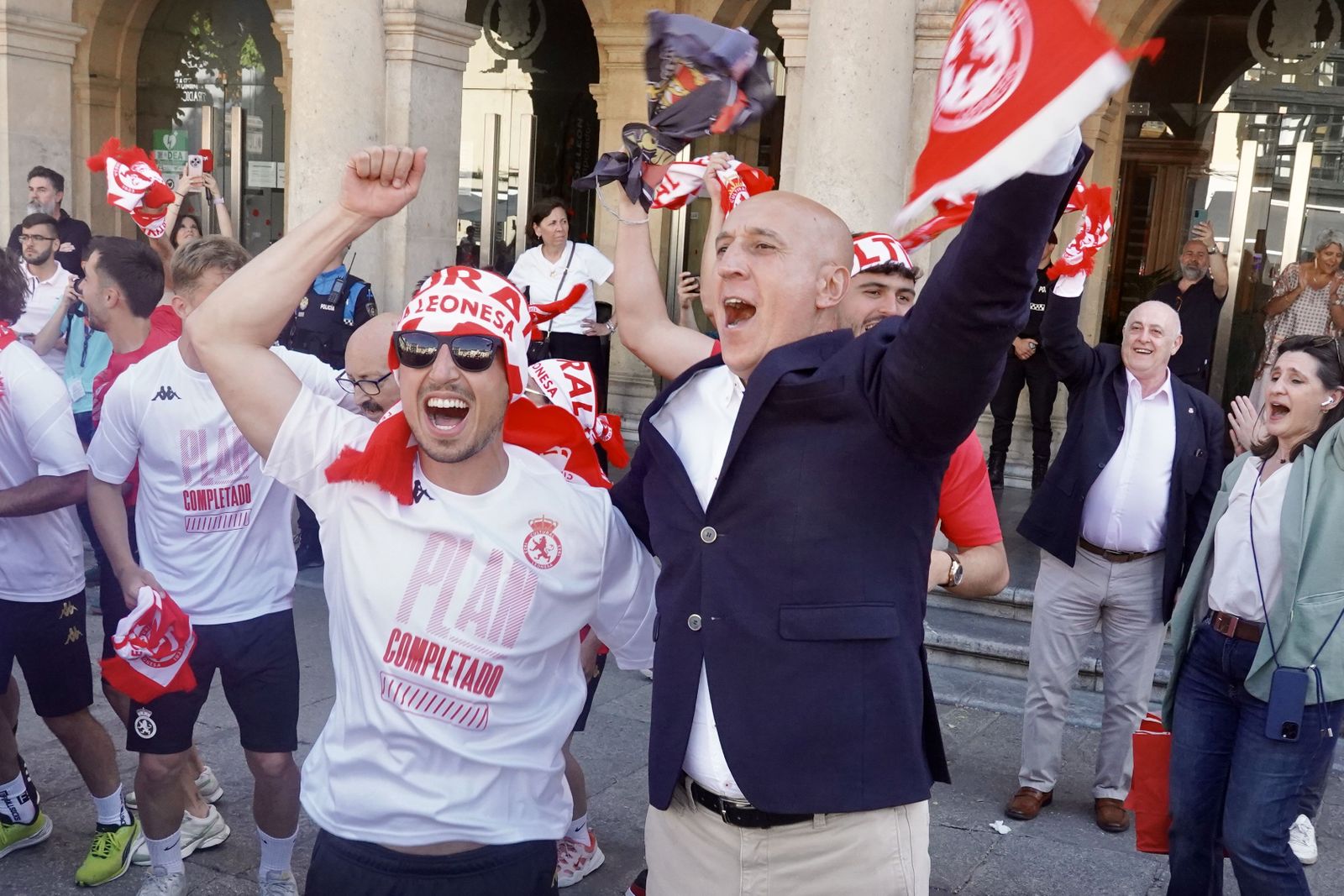 La Cultural recibe el homenaje del Ayuntamiento tras su ascenso a Segunda División