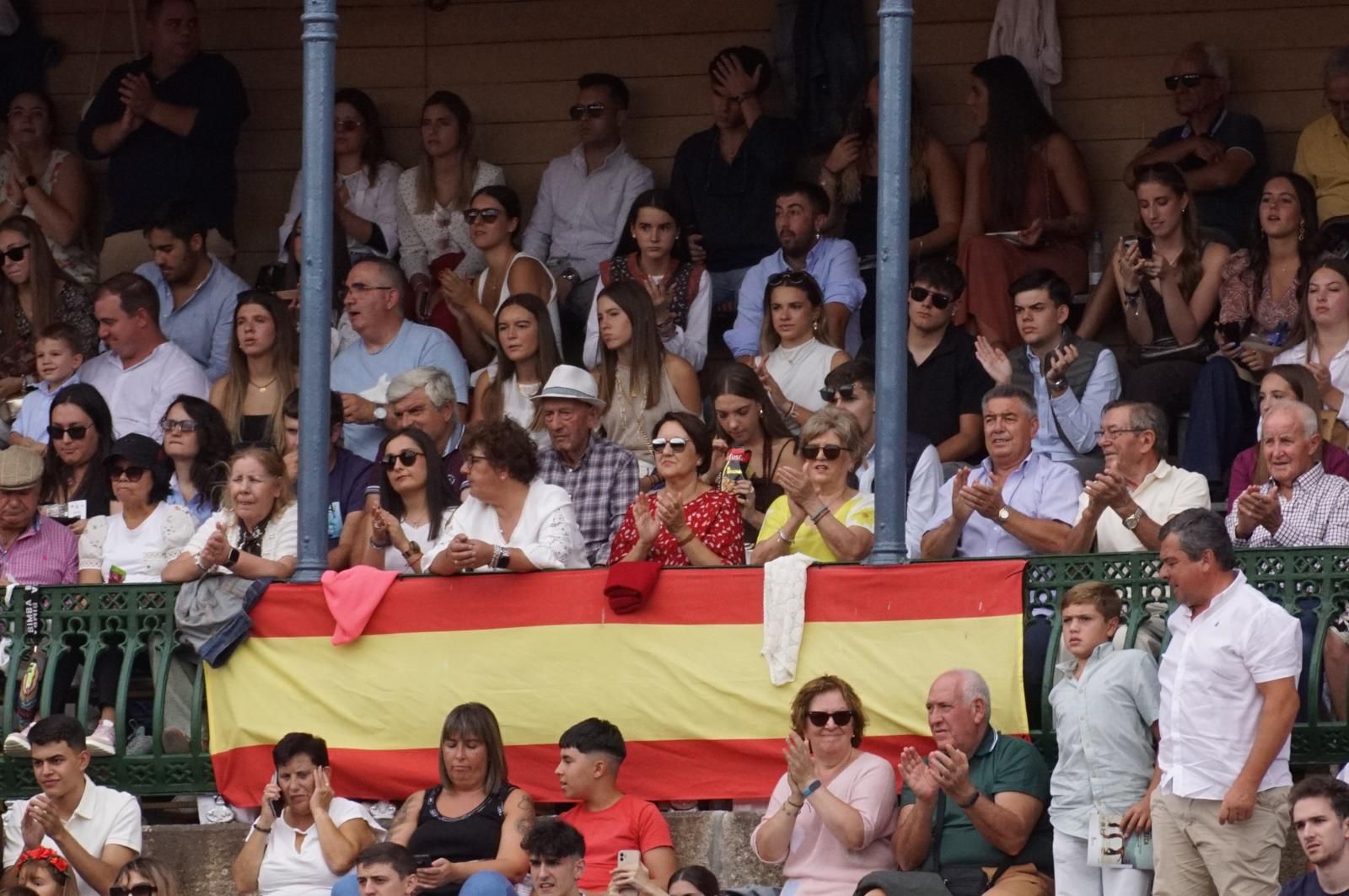 Expectación por ver los caballos de rejoneo en La Glorieta: imágenes del ambiente en los tendidos y en el patio de cuadrillas