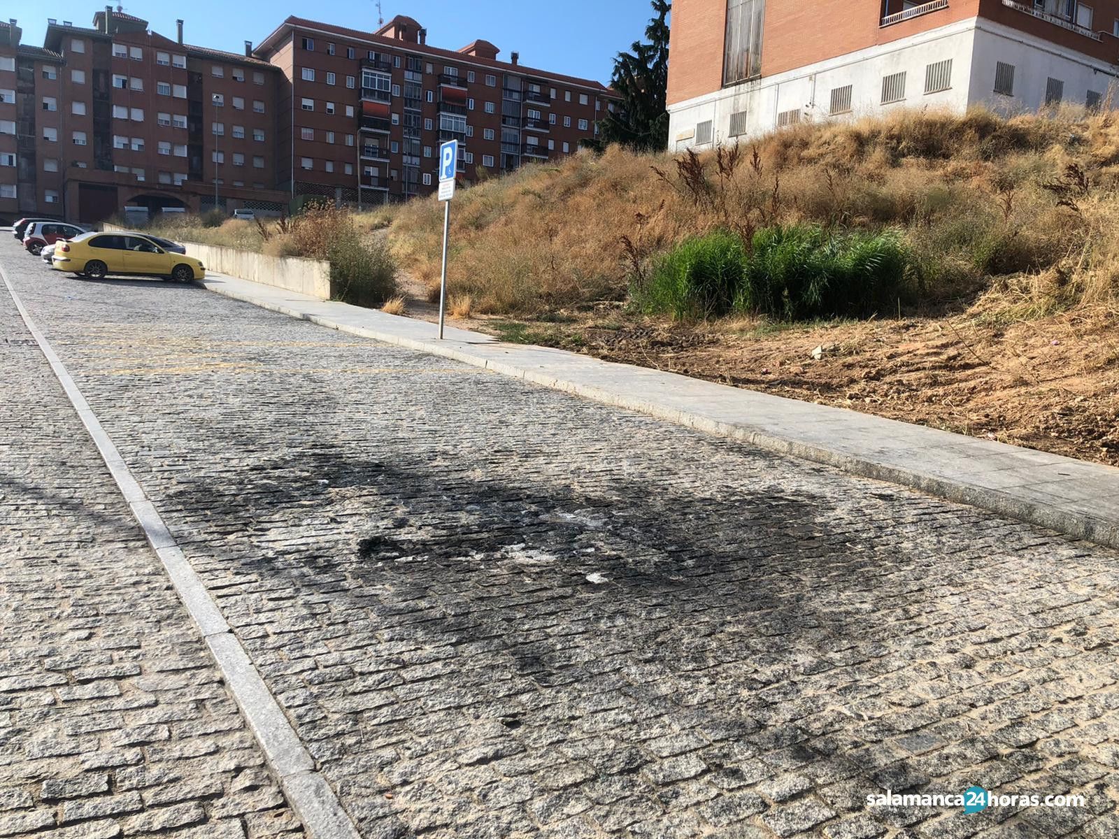 Marca de coche calcinado en Maestro Lidón