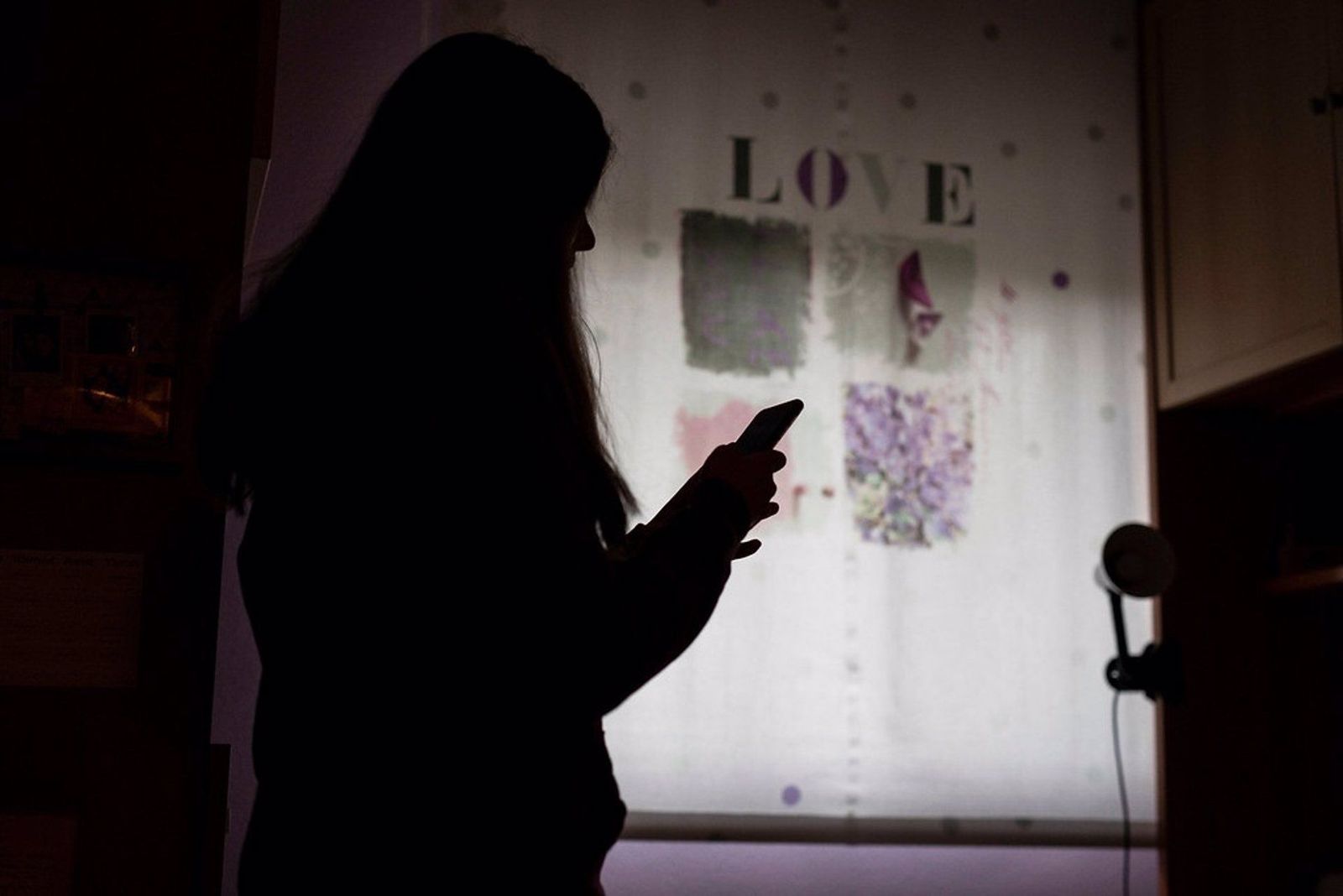 Una adolescente con un móvil. Archivo.