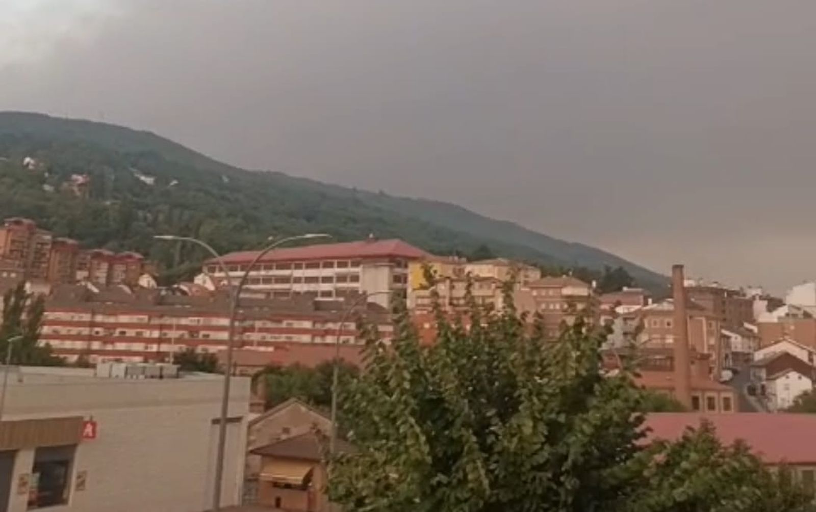 Una capa de ceniza cubre el cielo de Béjar tras los incendios del norte de Cáceres