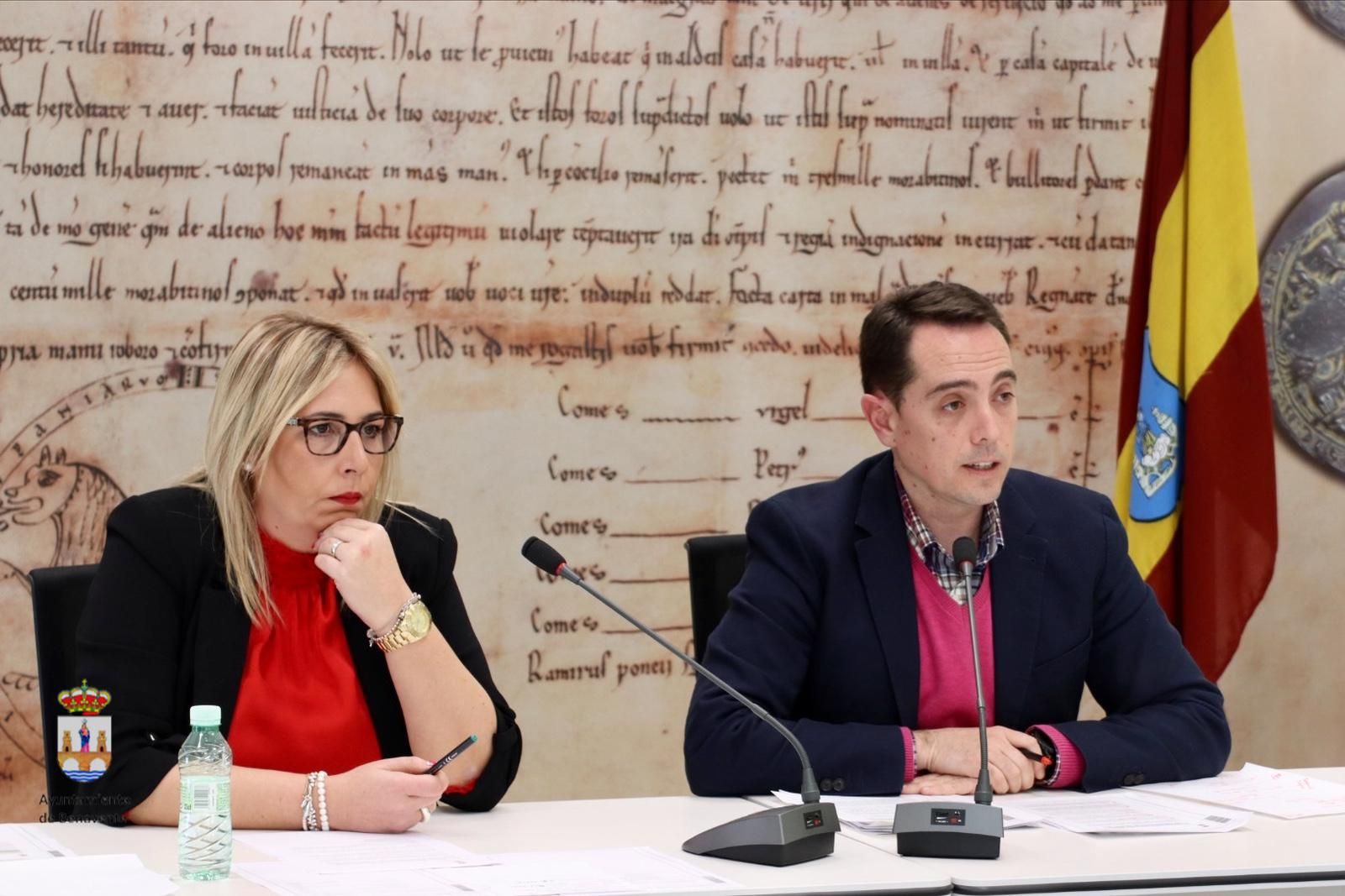 La concejala de Hacienda, Patricia Martín y el alcalde de Benavente, Luciano Huerga. Archivo