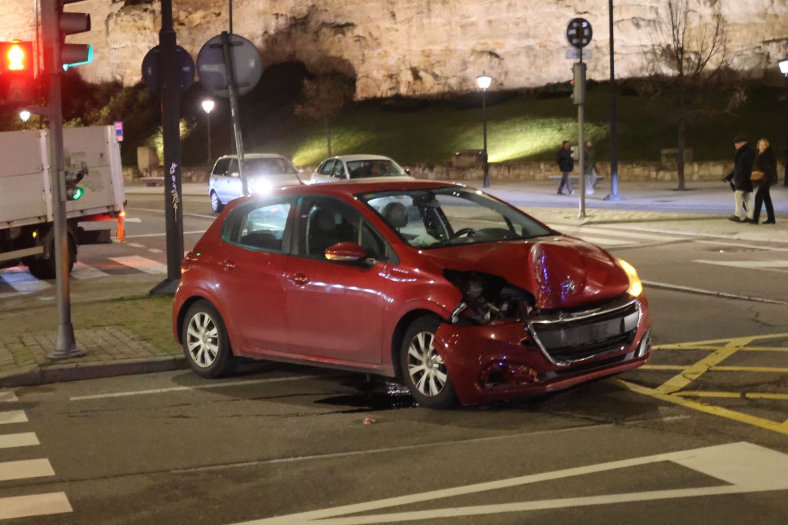 Turismo accidentado en el cruce avenida Reyes de España