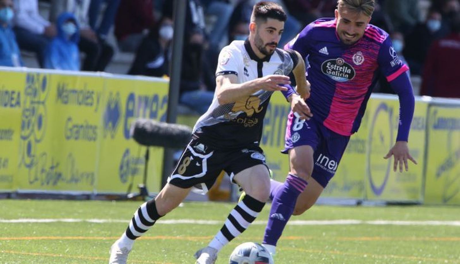 Cris Montes conduce el balón ante Fran Álvarez.