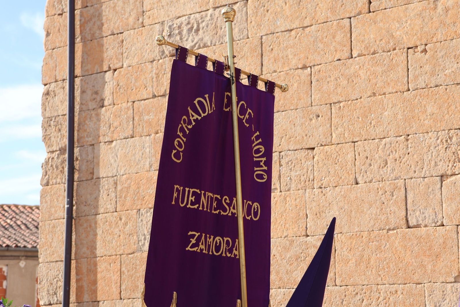 Revive las imágenes de la procesión del Santo Entierro en Fuentesaúco