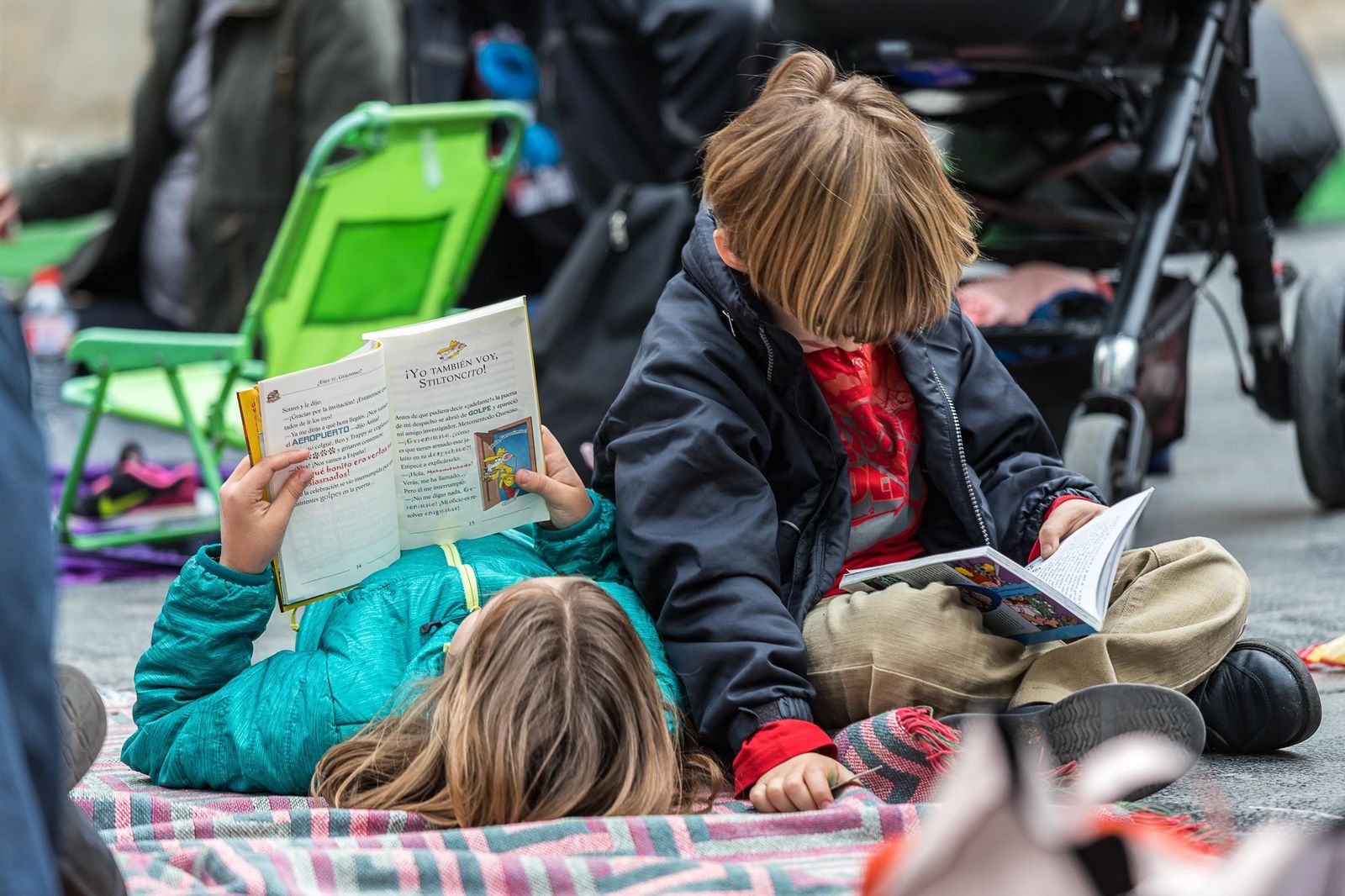 Niños leyendo. Foto de archivo