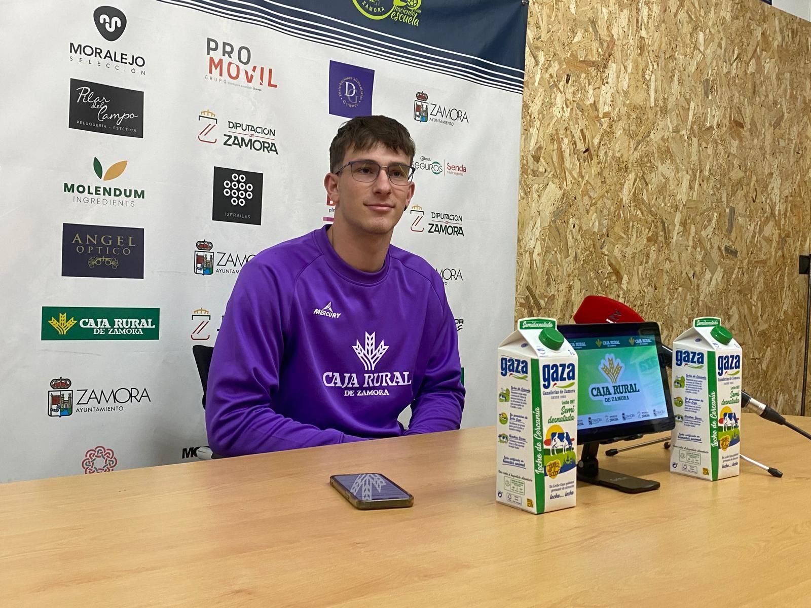 El lateral Oier Ruiz-Zeberio durante la rueda de prensa