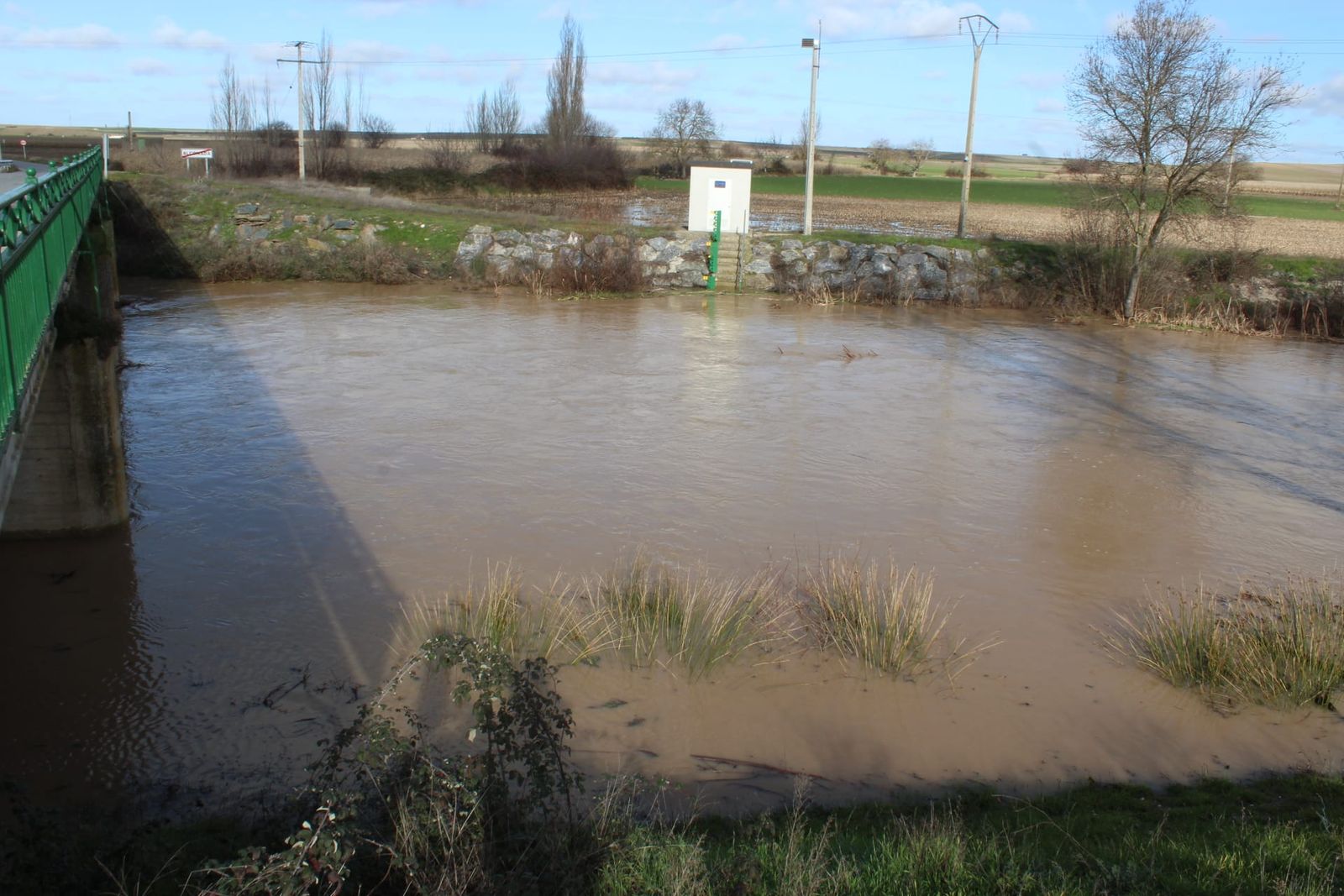 El río Almar entra en alerta, así se encuentra en Alconada (1)