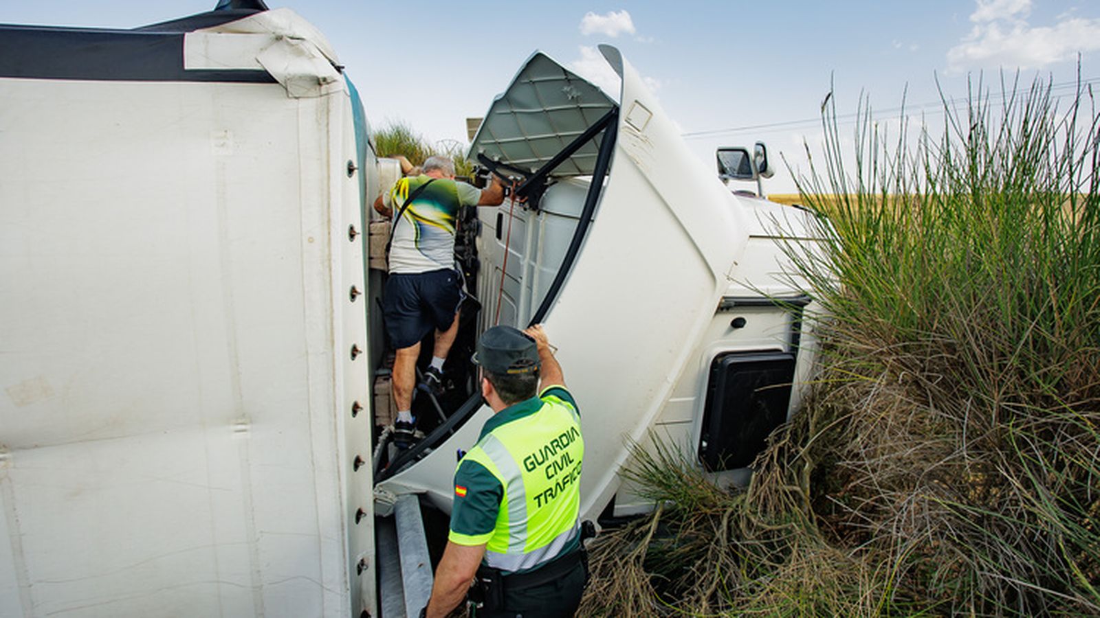 Cortada la A 62 por la salida de vía de un camión a la altura del polígono Las Viñas en Ciudad Rodrigo