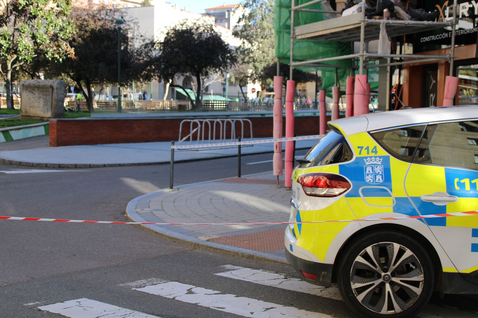 cortan-la-plaza-julian-sanchez-el-charro-al-doblarse-las-patas-de-un-andamio-de-grandes-dimensiones-4