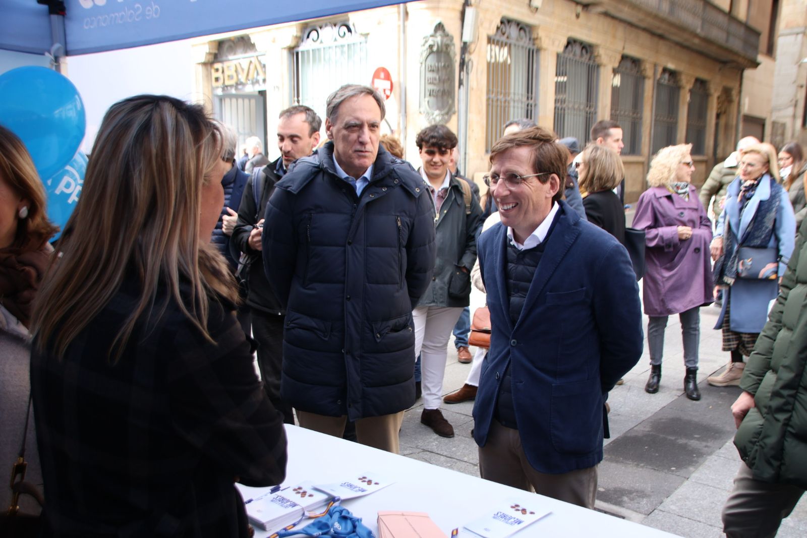 Almeida visita la carpa del pp del Liceo