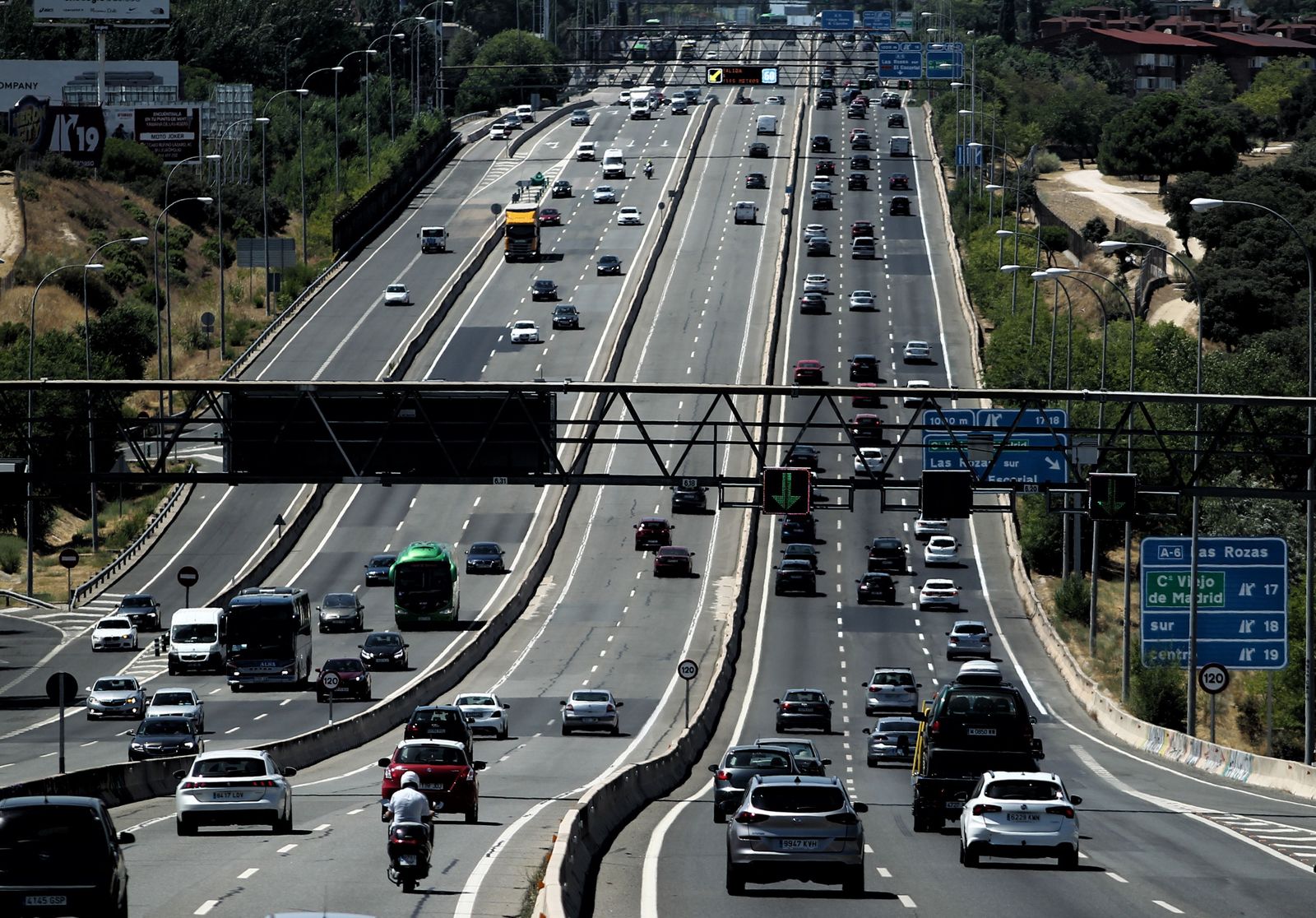 Tráfico de vehículos en la carretera A6 a su paso por el barrio de El Plantío, en Madrid (España).