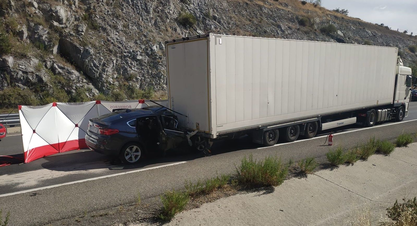 El vehículo se empotró en la parte trasera del camión