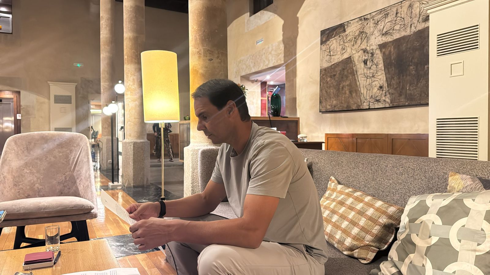 Rafa Nadal en el vestíbulo de su hotel en Salamanca