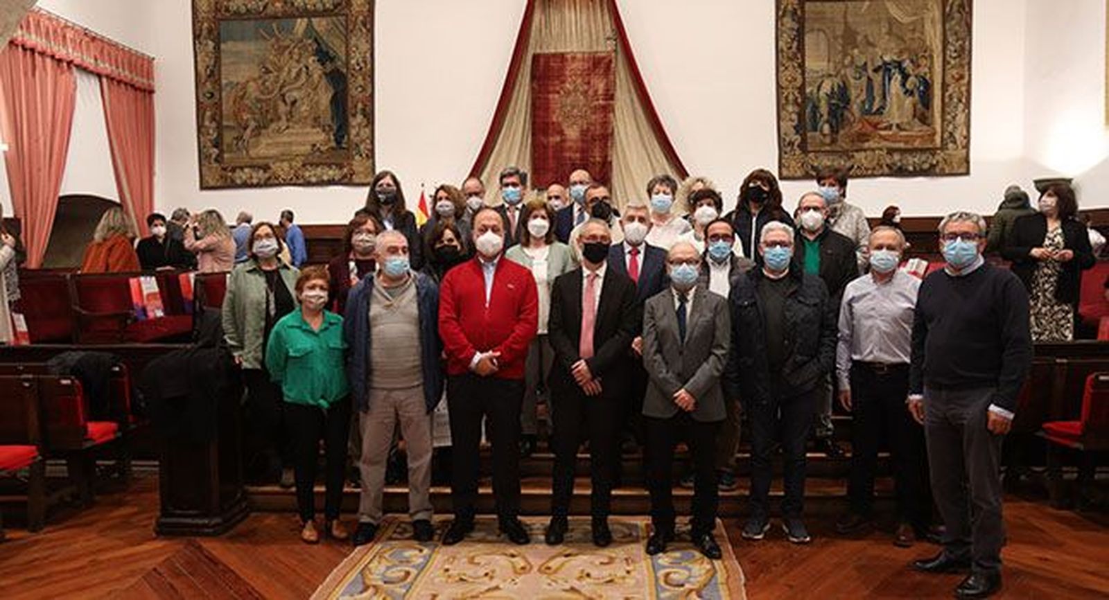 El rector de la Universidad de Salamanca entrega las distinciones al Personal de Administración y Servicios