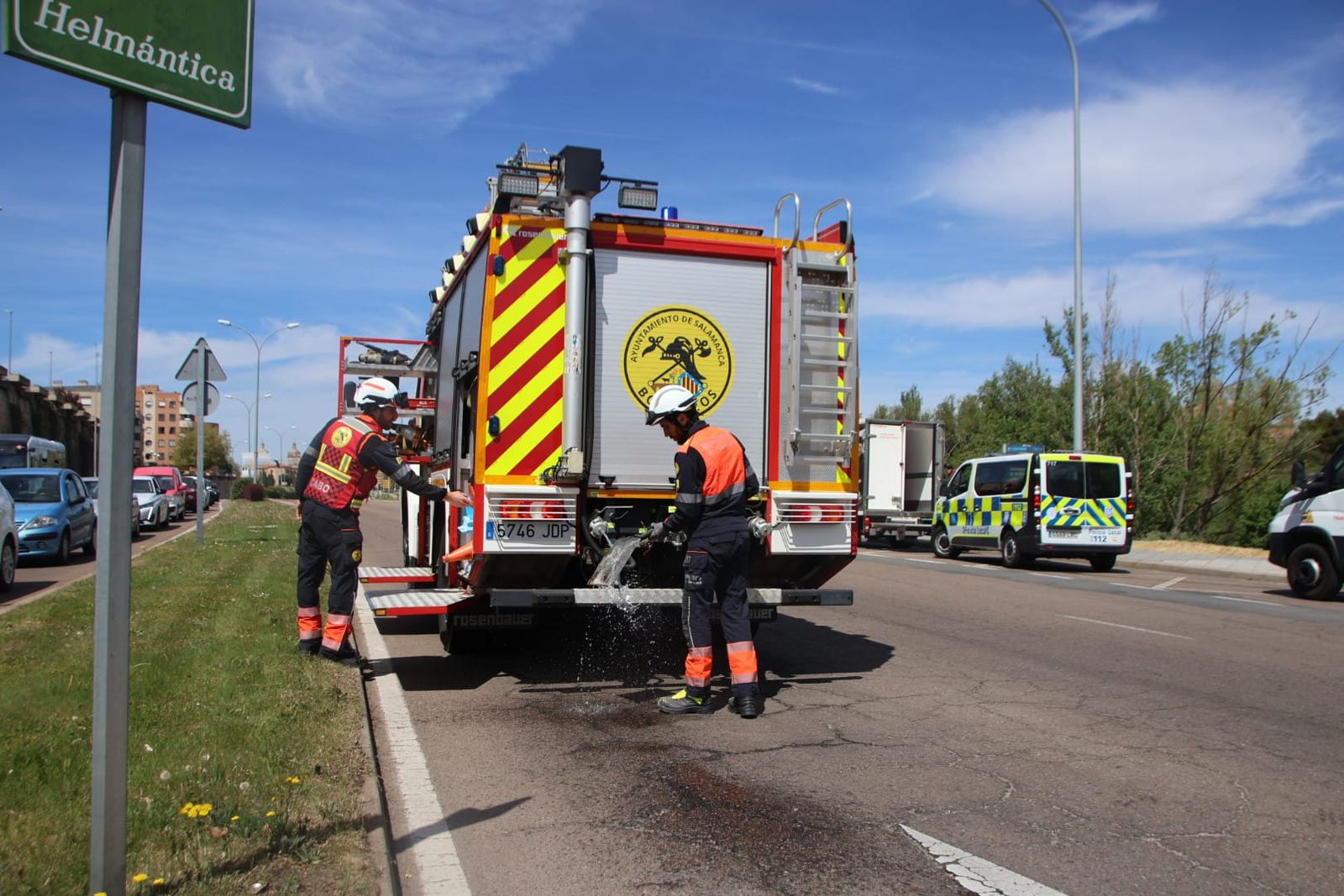 Los bomberos intervienen en la glorieta Leonardo da Vinci por un vertido de aceite tras un golpe a un turismo