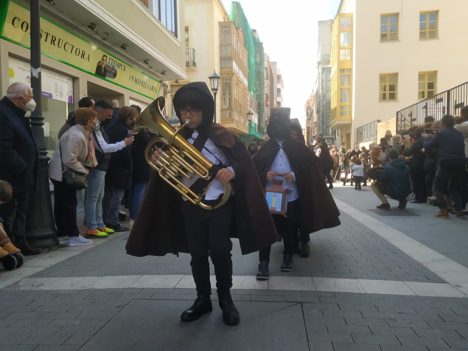 los-escolares-de-la-medalla-milagrosa-sacan-la-semana-santa-a-la-calle-24