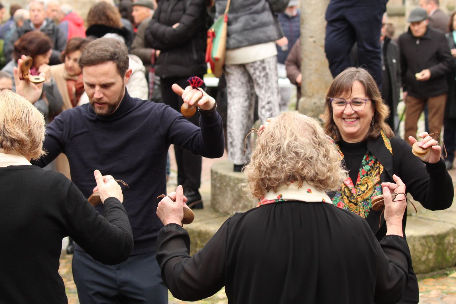 Bailes tradicionales en Las Candelas de Villamayor. Vídeo Míkel Antúnez | Salamanca24horas.com