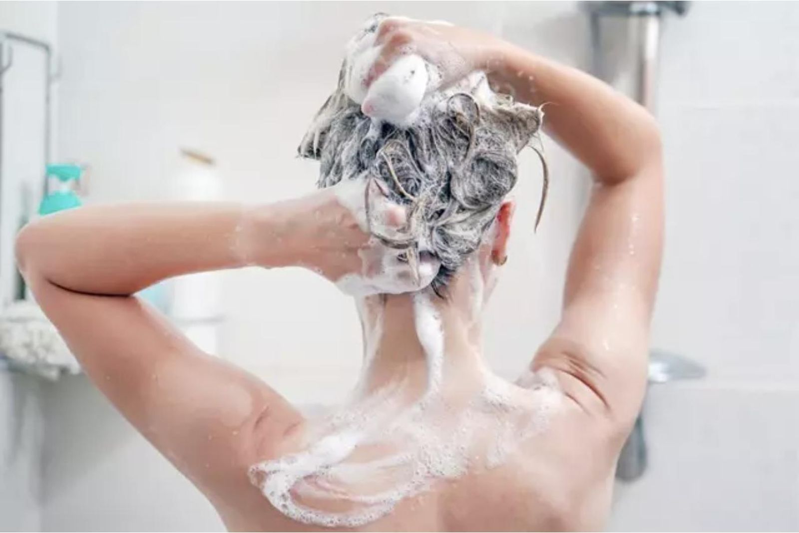 Archivo - Mujer lavándose el pelo en la ducha Archivo - Mujer lavándose el pelo en la ducha