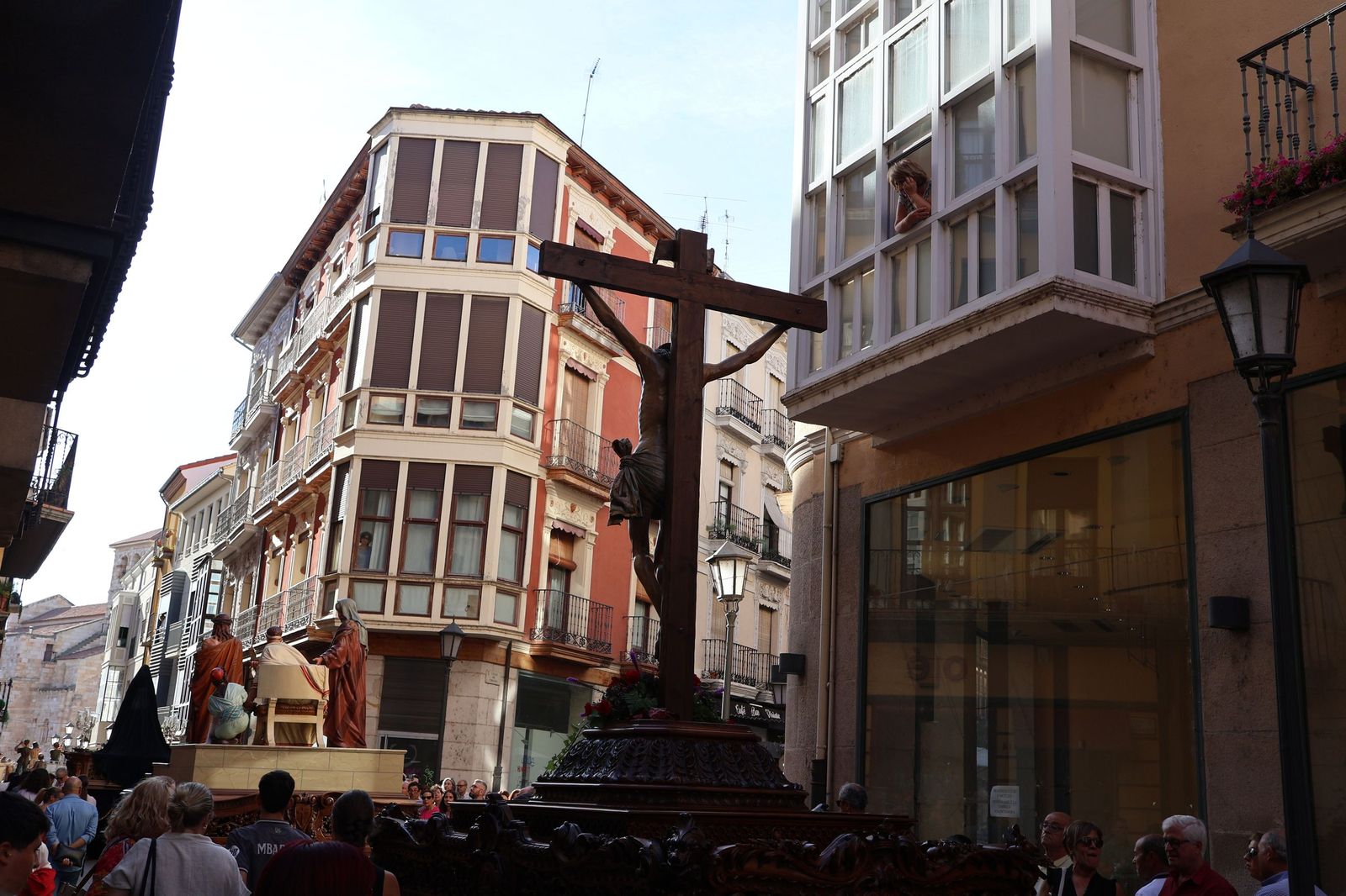 La Exaltación de la Cruz procesiona por las calles de Zamora rumbo a la carpa de San Bernabé