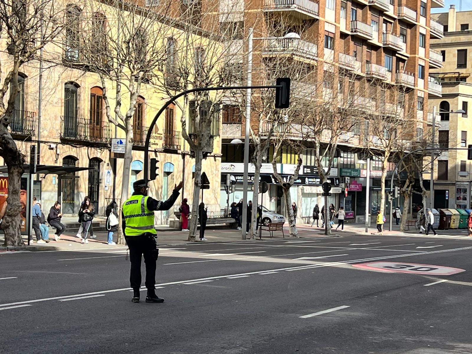 agentes-de-la-policia-local-dirigiendo-el-trafico-en-la-avenida-de-mirat-por-un-fallo-de-los-semaforos-fotos-s24h-1